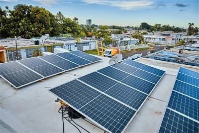 U . s . gyvenamųjų saulės energijos veidai žlugdo, kai politikos poslinkiai i...
